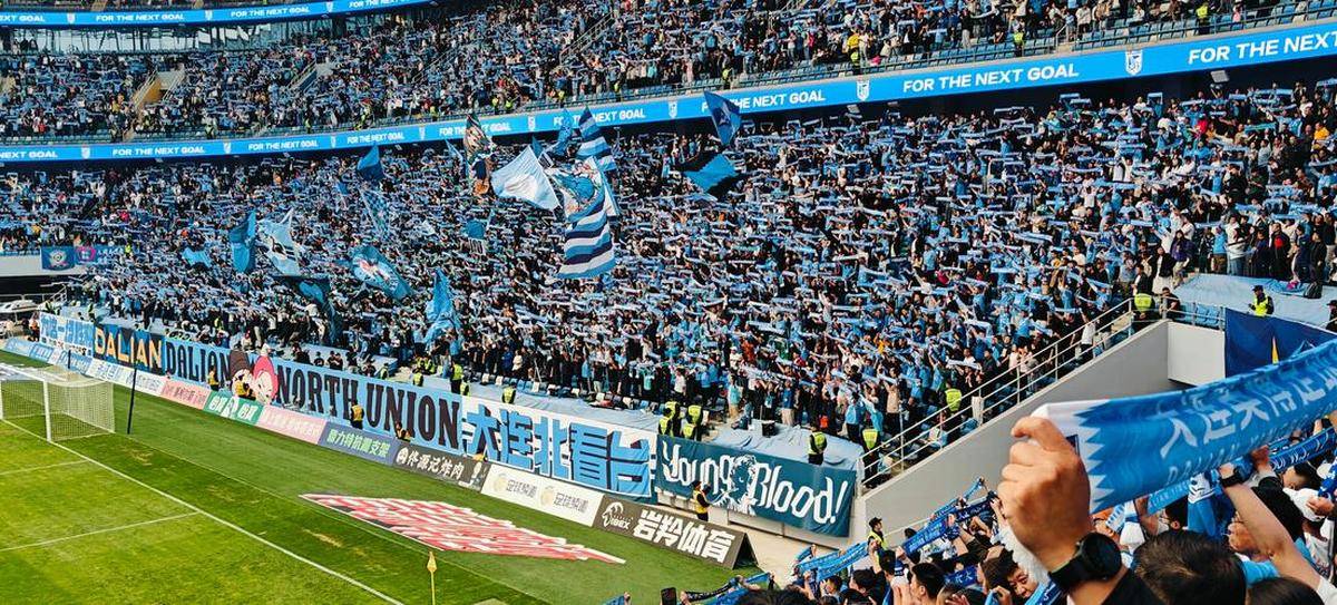 足球联赛正酣，球迷热情高涨