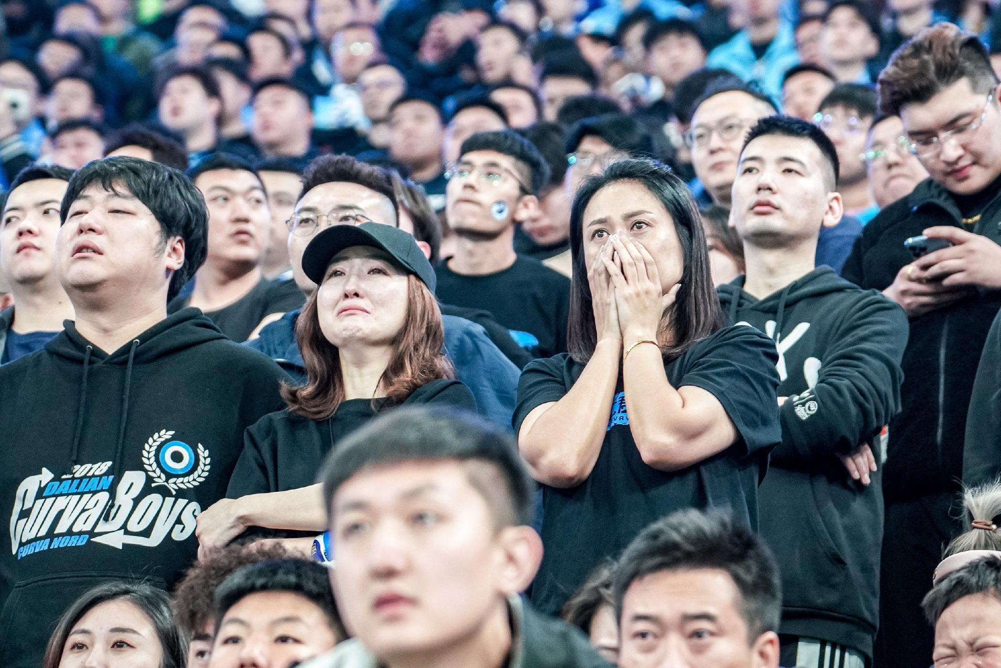 足球联赛正酣，球迷热情高涨