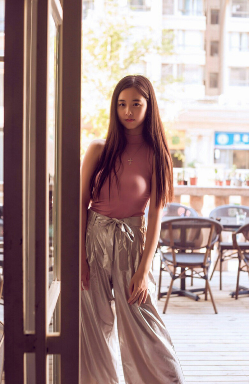 开云APP-以地板为画布，他画出了一本教科书